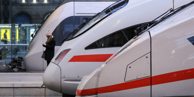 Drei Züge der Deutschen Bahn stehen nebeneinander in einem Bahnhof Drei Züge der Deutschen Bahn stehen nebeneinander in einem Bahnhof