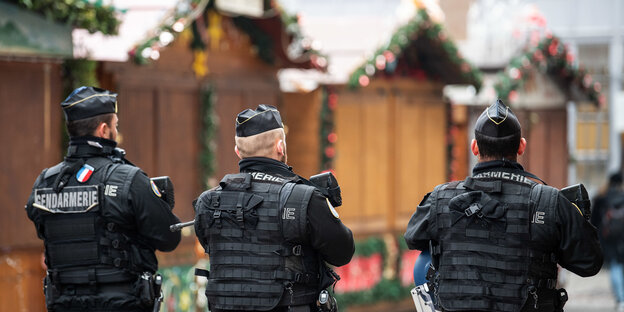 Polizist einer Spezialeinheit mit Maschinengewehr sichert den Tatort in Straßburg Polizist einer Spezialeinheit mit Maschinengewehr sichert den Tatort in Straßburg
