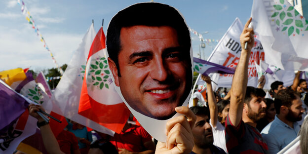DemonstrantInnen halten Flaggen und ein Bild von Selahattin Demirtas in die Höhe DemonstrantInnen halten Flaggen und ein Bild von Selahattin Demirtas in die Höhe