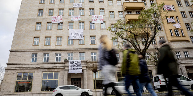 Protestplakate an einem Haus in der Karl-Marx-Allee Protestplakate an einem Haus in der Karl-Marx-Allee