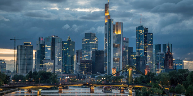 Die Skyline von Frankfurt am Main, dunkle Wolken dräuen Die Skyline von Frankfurt am Main, dunkle Wolken dräuen
