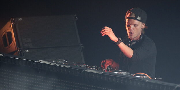 DJ Avicii an einem Mischpult DJ Avicii an einem Mischpult