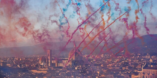 Ein buntes Feuerwerk über den Dächern von Florenz ist zu sehen Ein buntes Feuerwerk über den Dächern von Florenz ist zu sehen