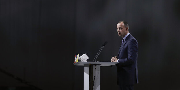 Friedrich Merz steht an einem Pult mit Mikrophon Friedrich Merz steht an einem Pult mit Mikrophon