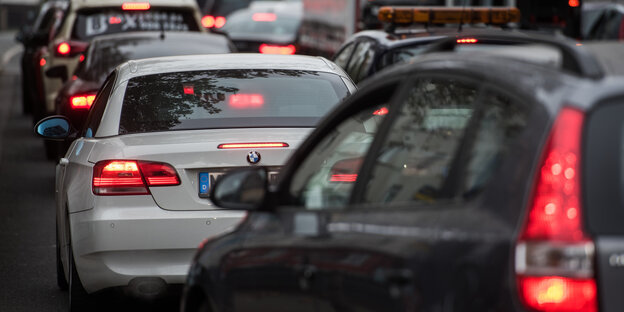 Einige Autos stehen im Stau, die Bremslichter sind erleuchtet Einige Autos stehen im Stau, die Bremslichter sind erleuchtet