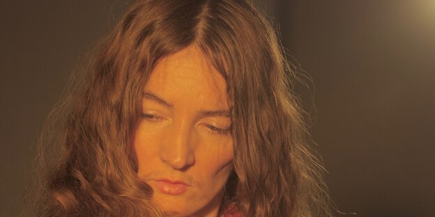 Das Gesicht einer Frau von ihren langen Haaren umrandet Das Gesicht einer Frau von ihren langen Haaren umrandet