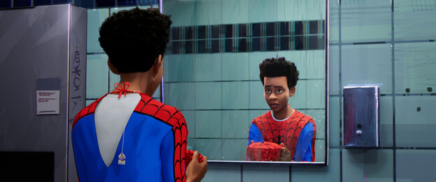 Ein Junge im Spider-Man-Kostüm vor dem Spiegel Ein Junge im Spider-Man-Kostüm vor dem Spiegel