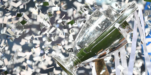 Champions-League-Pokal im Konfettiregen Champions-League-Pokal im Konfettiregen