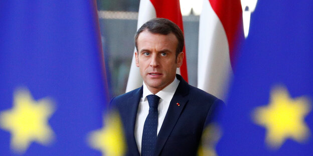 Emmanuel Macron hinter Fahnen Emmanuel Macron hinter Fahnen