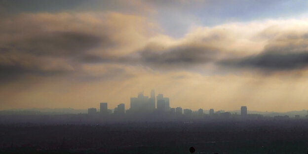 Smog über einer Stadt mit Hochhäusern Smog über einer Stadt mit Hochhäusern