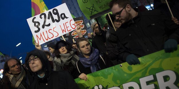 Menschen bei einer Demonstration Menschen bei einer Demonstration