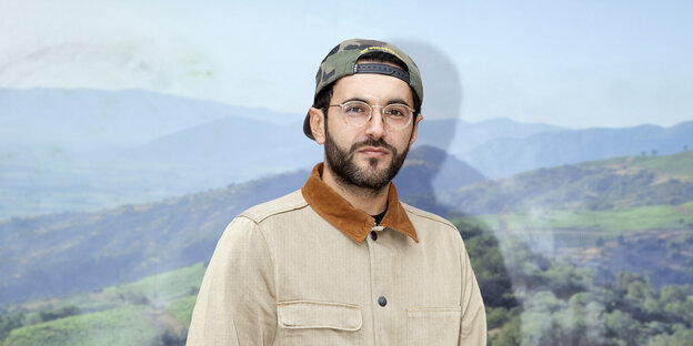 Der deutsch-türkische Rapper Chefket vor einer Heimatidylle Der deutsch-türkische Rapper Chefket vor einer Heimatidylle