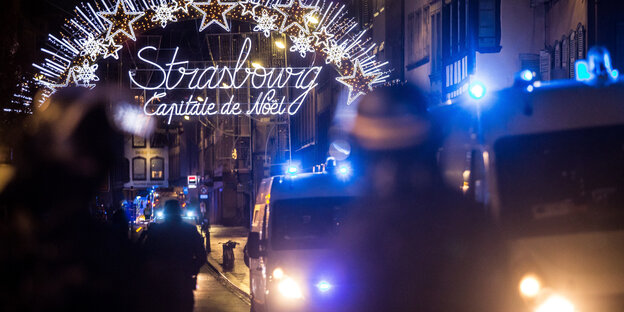 Einsatzkräfte der Polizei sichern einen Eingang zur Straßburger Altstadt und damit zum Weihnachtsmarkt Einsatzkräfte der Polizei sichern einen Eingang zur Straßburger Altstadt und damit zum Weihnachtsmarkt