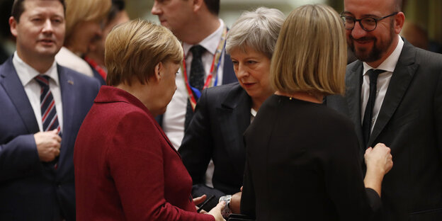 Angela Merkel und Theresa May unterhalten sich beim EU-Gipfel in Brüssel Angela Merkel und Theresa May unterhalten sich beim EU-Gipfel in Brüssel