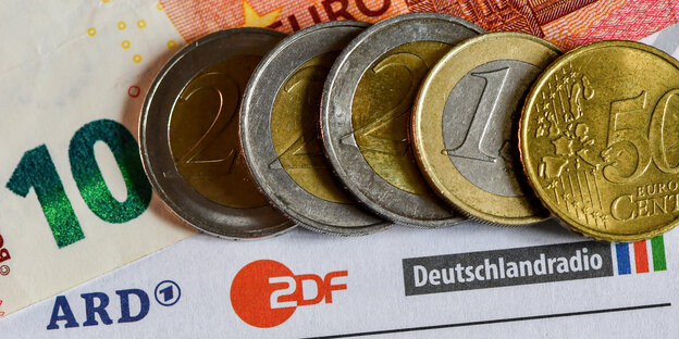 Abgezähltes Geld auf einem Formular zum Rundfunkbeitrag Abgezähltes Geld auf einem Formular zum Rundfunkbeitrag