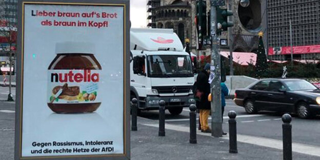 Plakat auf Berliner Straße, darauf abgebildet ein Nutellaglas vor weißem Grund, darüber der Slogan "Lieber braun auf's Brot als braun im Kopf!" Plakat auf Berliner Straße, darauf abgebildet ein Nutellaglas vor weißem Grund, darüber der Slogan "Lieber braun auf's Brot als braun im Kopf!"