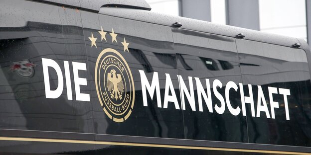 Bus mit Aufschrift "Die Mannschaft" Bus mit Aufschrift "Die Mannschaft"