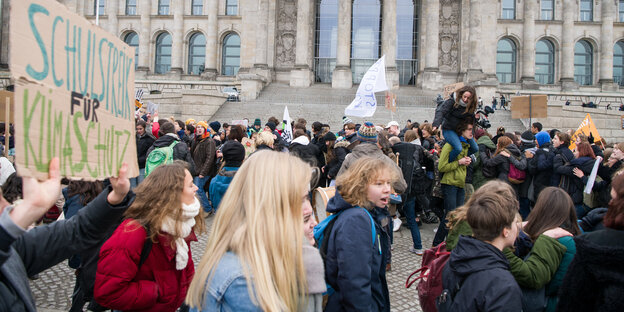 Viele Schüler*innen vor dem Reichstag Viele Schüler*innen vor dem Reichstag