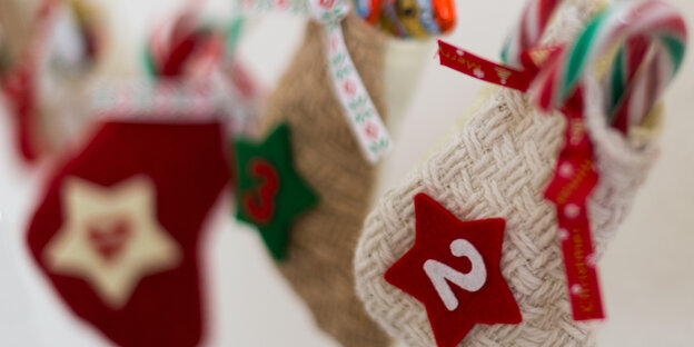 Adventskalender: Socken mit Nummern in denen Süßigkeiten stecken Adventskalender: Socken mit Nummern in denen Süßigkeiten stecken