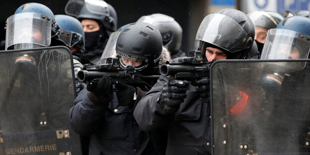 Polizisten mit Waffen und Schilden Polizisten mit Waffen und Schilden
