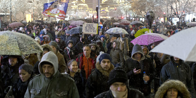 Demonstrierende Menschen im Schnee