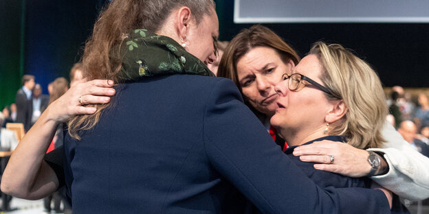 Drei Leute umarmen sich Drei Leute umarmen sich