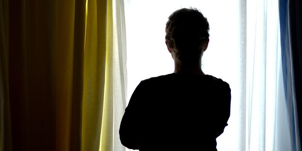 Die dunkle Silhouette einer Frau Die dunkle Silhouette einer Frau