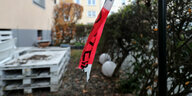 Ein Stück Polizei-Absperrband hängt an einem Tatort im Nürnberger Stadtteil St. Johannis.