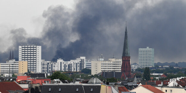 Rauch steigt am 7. Juli 2017 von der Hamburger Elbchaussee auf