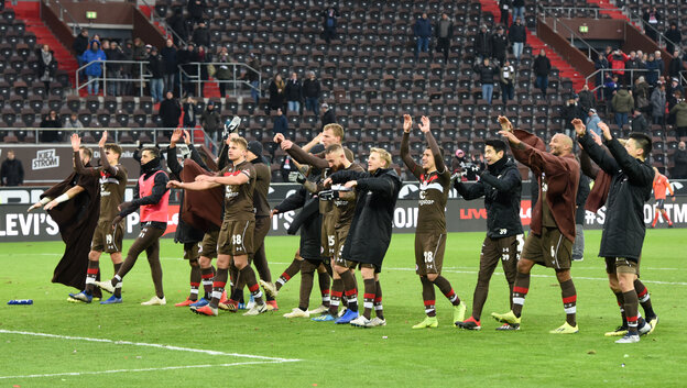 Die Spieler des FC St. Pauli jubeln nach dem Spiel gegen Fürth. Die Spieler des FC St. Pauli jubeln nach dem Spiel gegen Fürth.