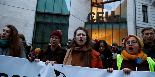 Demonstrierende vor der Central European University in Budapest, Ungarn Demonstrierende vor der Central European University in Budapest, Ungarn