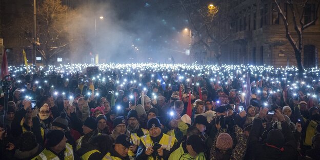 Leuchtende Mobiltelefone beim Protest gegen die Regierung von Viktor Orbán am Sonntag in Budapest Leuchtende Mobiltelefone beim Protest gegen die Regierung von Viktor Orbán am Sonntag in Budapest