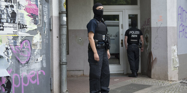 Vermummte Polizistin vor Gebäude in Neukölln Vermummte Polizistin vor Gebäude in Neukölln