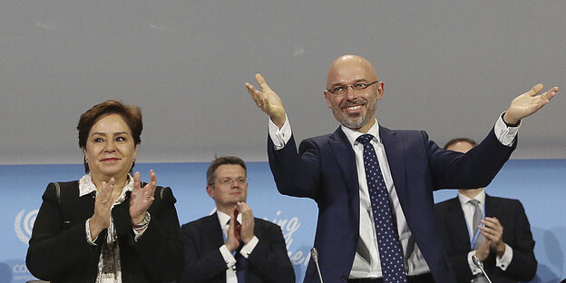 Michal Kurtyka, Präsident der UN-Klimakonferenz COP24, und weitere Teilnehmer des Klimagipfels freuen sich über den Beschluss des Kompromisses beim Weltklimagipfel Michal Kurtyka, Präsident der UN-Klimakonferenz COP24, und weitere Teilnehmer des Klimagipfels freuen sich über den Beschluss des Kompromisses beim Weltklimagipfel