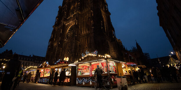 Straßburger Weihnachtsmarkt vor dem Münster Straßburger Weihnachtsmarkt vor dem Münster