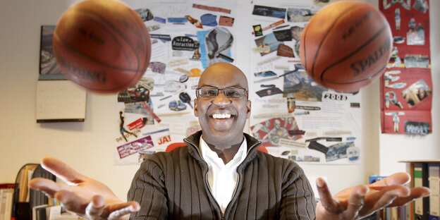 Der ehemalige Basketball-Bundesligaspieler Wilbert Olinde jongliert 2008 in seinem Büro in Hamburg am Schreibtisch mit zwei Basketbällen Der ehemalige Basketball-Bundesligaspieler Wilbert Olinde jongliert 2008 in seinem Büro in Hamburg am Schreibtisch mit zwei Basketbällen
