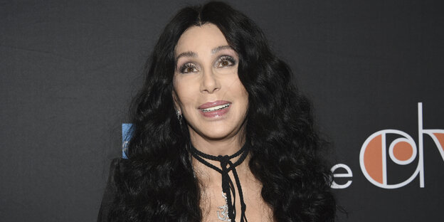 Cher, eine Frau mit langen schwarzen lockigen Haaren Cher, eine Frau mit langen schwarzen lockigen Haaren