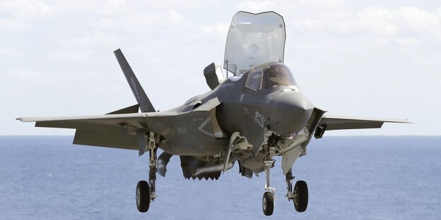 Kampfjet mit Meer im Hintergrund Kampfjet mit Meer im Hintergrund