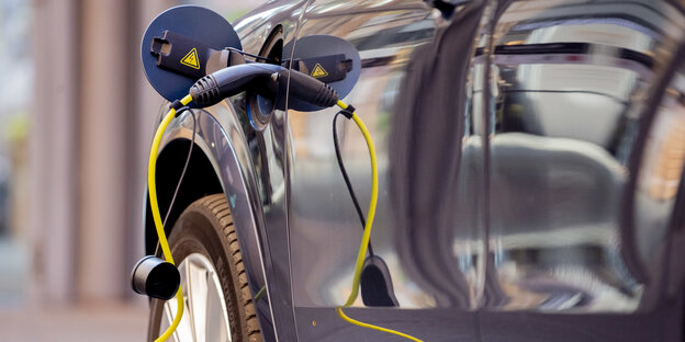 Ein Ladekabel steckt an einem Auto. Ein Ladekabel steckt an einem Auto.