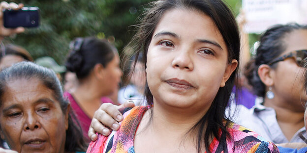 Imelda Cortez, eine 20-jährige Angeklagte aus El Salvador, kommt nach ihrem Freispruch aus dem Gerichtsgebäude Imelda Cortez, eine 20-jährige Angeklagte aus El Salvador, kommt nach ihrem Freispruch aus dem Gerichtsgebäude