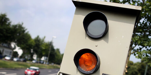 Geschwindigkeitsmessapparat am Straßenrand Geschwindigkeitsmessapparat am Straßenrand