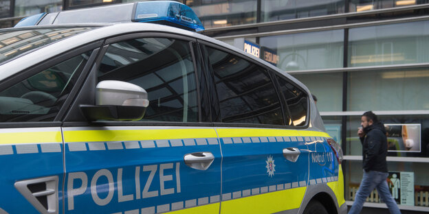 Ein Polizeiauto vor einem Gebäude, in dem ein Polizeirevier ist Ein Polizeiauto vor einem Gebäude, in dem ein Polizeirevier ist
