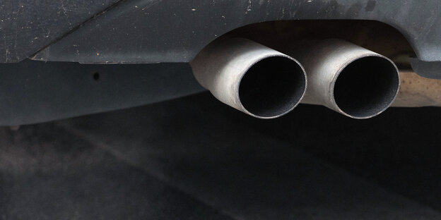 Der Auspuff eines Autos Der Auspuff eines Autos