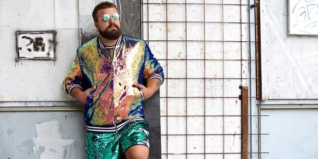 Claus Fleissner in einem bunten Outfit Claus Fleissner in einem bunten Outfit