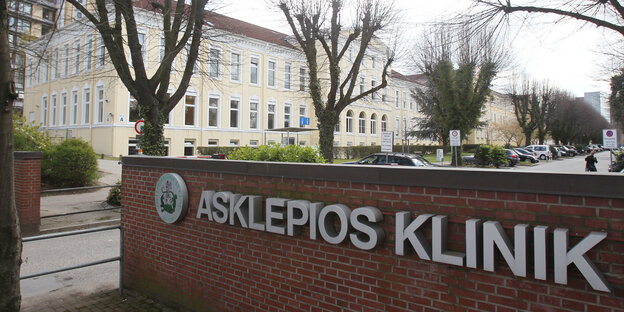 Die Einfahrt zur Asklepios Klinik St. Georg. Die Einfahrt zur Asklepios Klinik St. Georg.