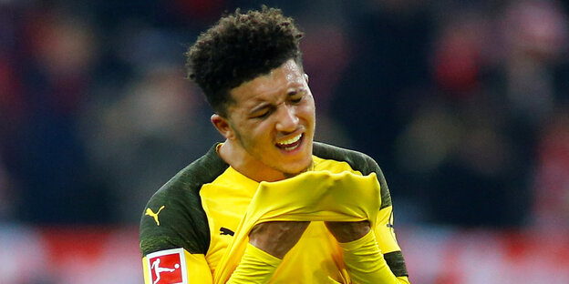 Ein trauriger Mann in gelben Trikot Ein trauriger Mann in gelben Trikot