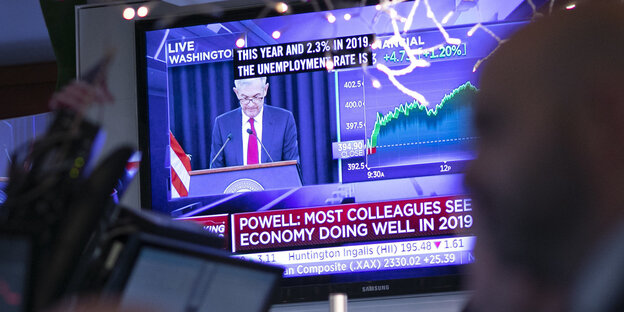 Fernsehbildschirm mit Jerome Powell bei der Verkündung der Leitzinserhöhung Fernsehbildschirm mit Jerome Powell bei der Verkündung der Leitzinserhöhung