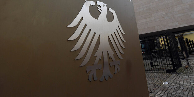 Ein Symbol an einer Wand. Es ist der Bundesadler