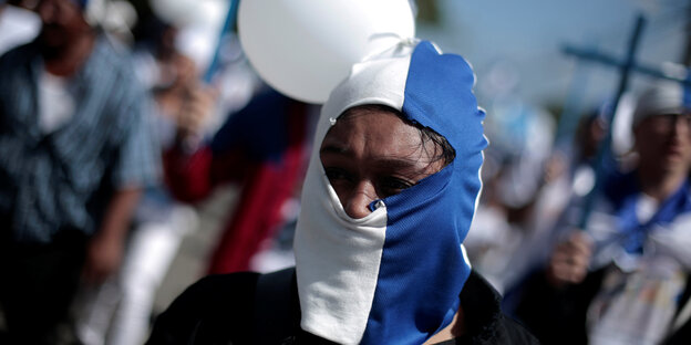 Ein Mann protestiert gegen Nicaraguas Präsident Ortega Ein Mann protestiert gegen Nicaraguas Präsident Ortega
