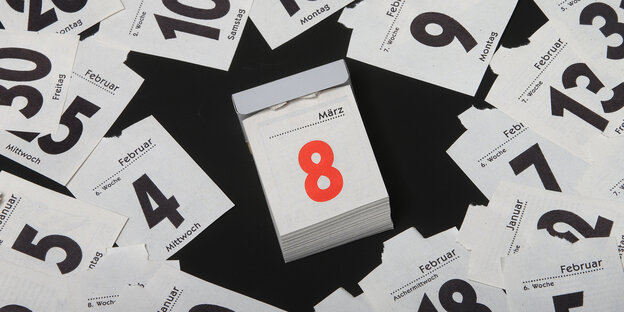 Ein Abreiskalender mit dem Datum 8. März liegt auf dem Tisch Ein Abreiskalender mit dem Datum 8. März liegt auf dem Tisch